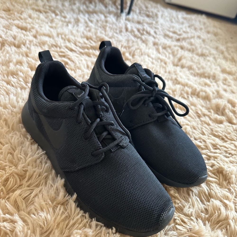 BLACK NIKE ROSHES